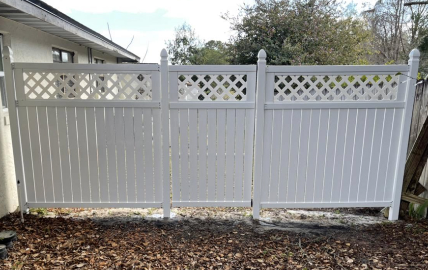 Vinyl Fence after cleaning looks like new
